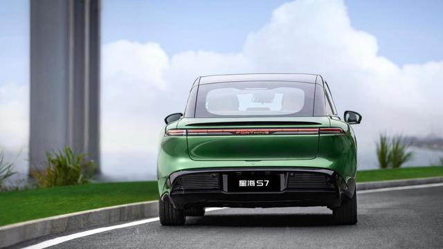 后悔買車買早了!11.98萬(wàn)能拿下中大型轎車,車長(zhǎng)近5米+后置后驅(qū)-有駕 后悔買車買早了!11.98萬(wàn)能拿下中大型轎車,車長(zhǎng)近5米+后置后驅(qū)-有駕