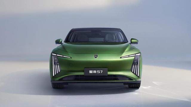 后悔買車買早了!11.98萬(wàn)能拿下中大型轎車,車長(zhǎng)近5米+后置后驅(qū)-有駕 后悔買車買早了!11.98萬(wàn)能拿下中大型轎車,車長(zhǎng)近5米+后置后驅(qū)-有駕