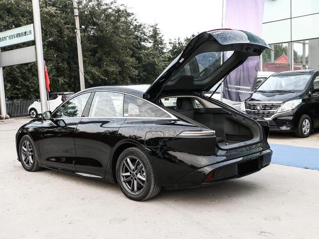 后悔買車買早了!11.98萬(wàn)能拿下中大型轎車,車長(zhǎng)近5米+后置后驅(qū)-有駕 后悔買車買早了!11.98萬(wàn)能拿下中大型轎車,車長(zhǎng)近5米+后置后驅(qū)-有駕