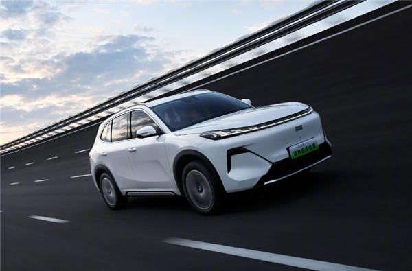 9.98萬的吉利星艦7 EM-i上市 五款配置怎么選:無腦沖高配!