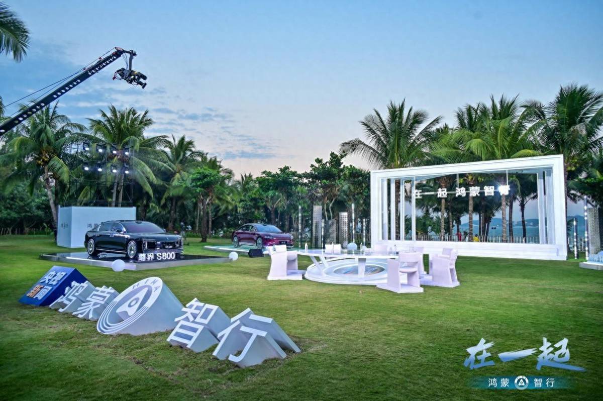 余承東攜手“四界”領導人亮相央視,揭秘鴻蒙智行背后的故事