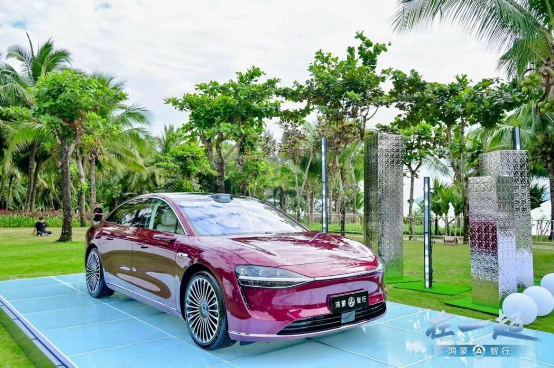 余承東攜手“四界”領導人亮相央視,揭秘鴻蒙智行背后的故事