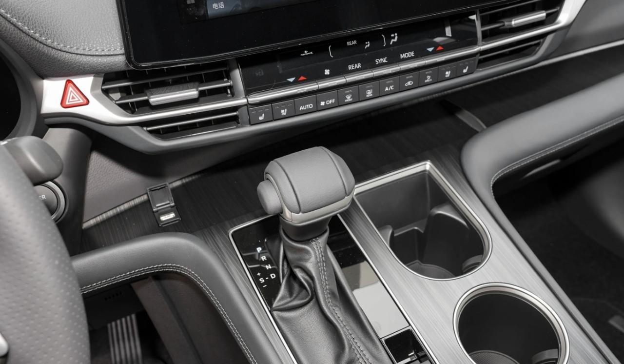 豐田塞納21萬抄底GL8,省油耐用,但塑料感強配置低 低價MPV成主流