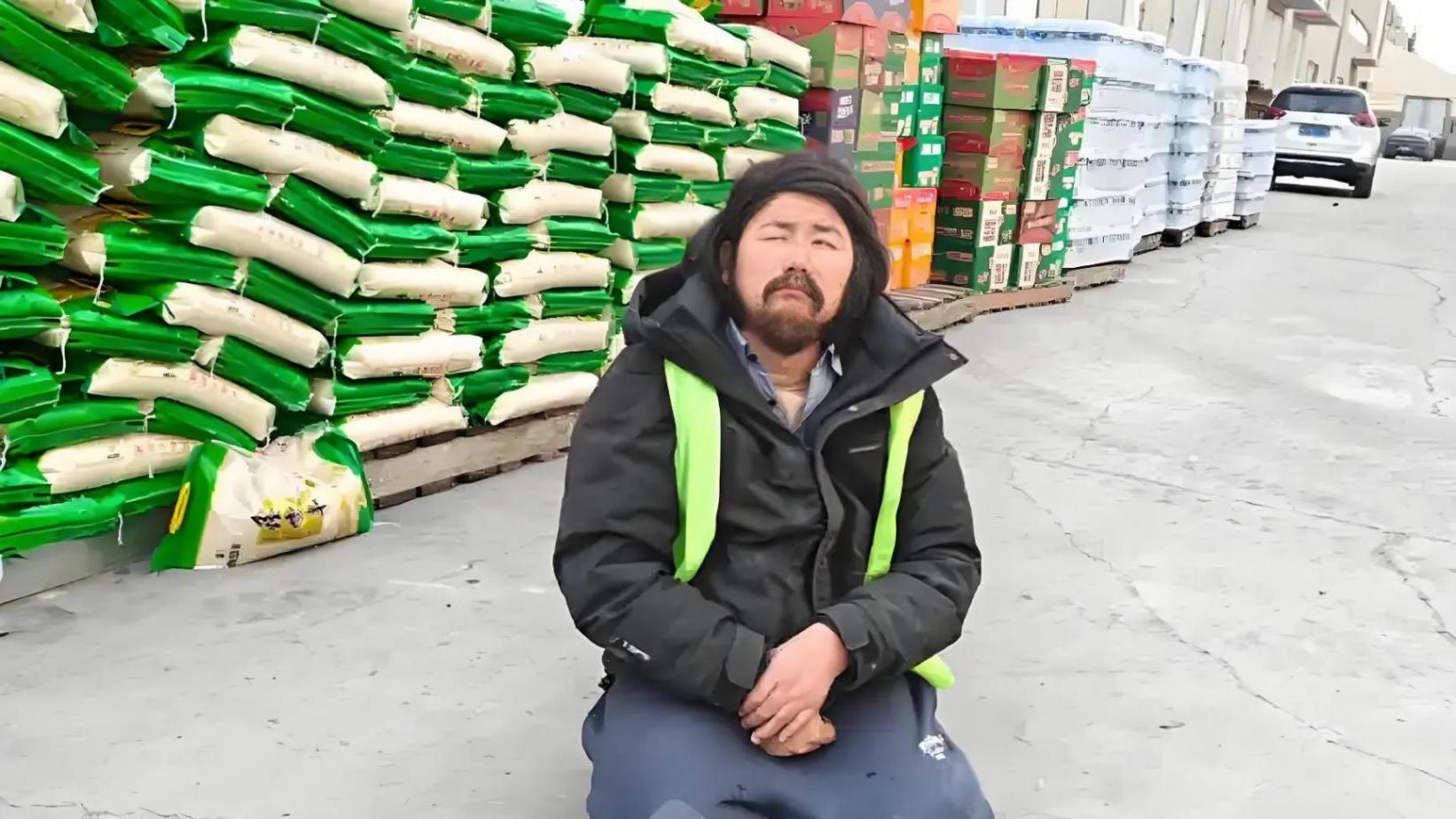 捐贈的19噸物資送達榕江,賬戶只剩5毛錢,“跪行巨人”胡雷先生