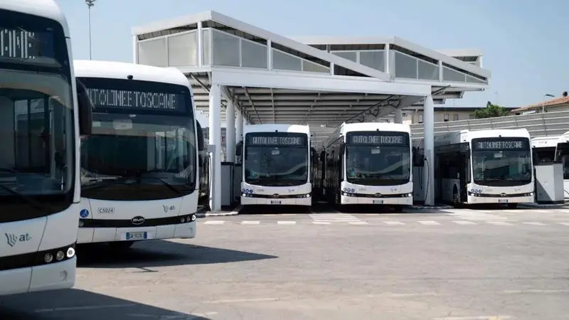 比亞迪首批電動大巴交付意大利佛羅倫薩 剩余45臺2026年交付