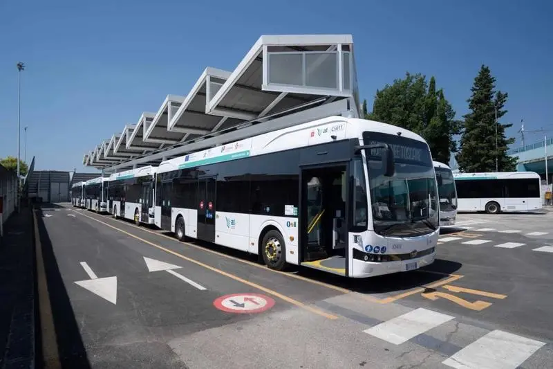 比亞迪首批電動大巴交付意大利佛羅倫薩 剩余45臺2026年交付