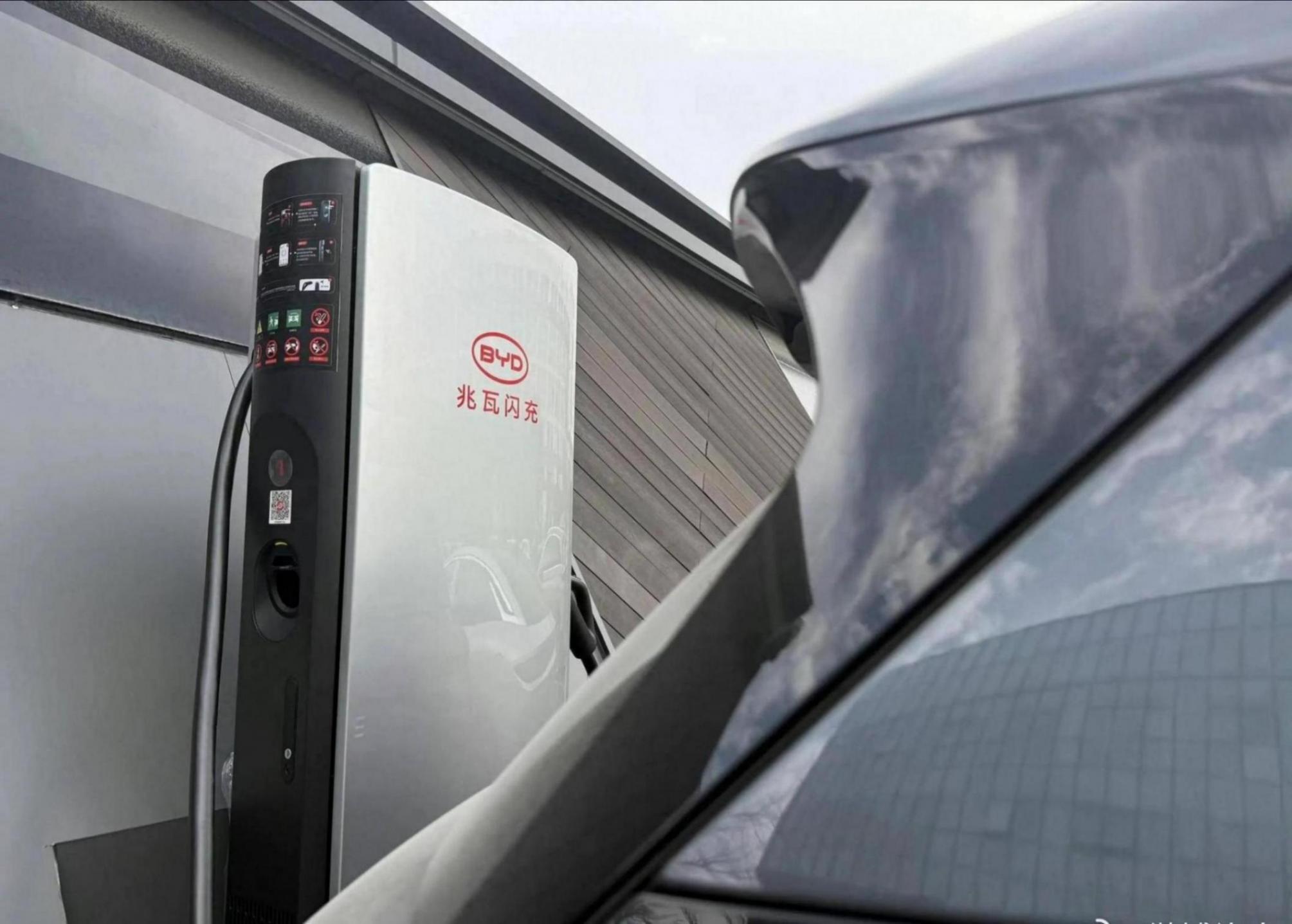 比亞迪今年連發2招,行業如深夜般寂靜:實在跟不起了