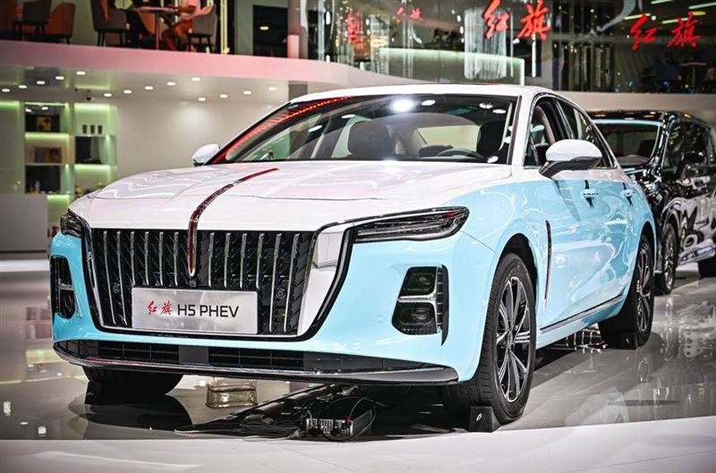 第七屆一汽紅旗嘉年華盛大啟幕 好車+好價 “紅”動汽車城