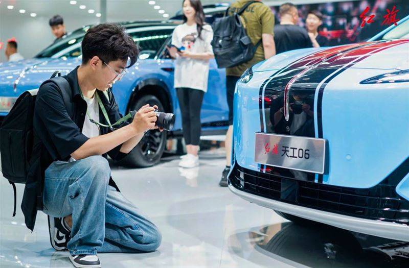 第七屆一汽紅旗嘉年華盛大啟幕 好車+好價 “紅”動汽車城