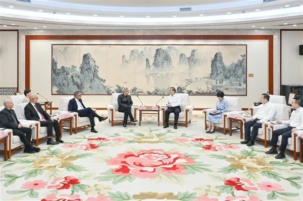 英偉達CEO黃仁勛今天首次中文演講:直言好緊張 要好好練習中文 英偉達CEO黃仁勛今天首次中文演講:直言好緊張 要好好練習中文