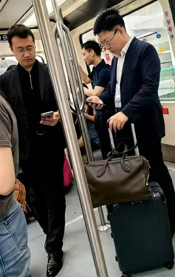 網友機場擺渡車偶遇余承東、何剛:自己拿行李箱 專注看手機 網友機場擺渡車偶遇余承東、何剛:自己拿行李箱 專注看手機