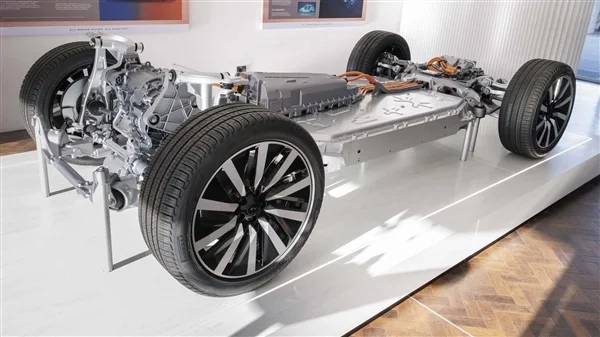 思路對了!純電路虎攬勝實(shí)車公布:和燃油版一個(gè)樣 思路對了!純電路虎攬勝實(shí)車公布:和燃油版看不出什么區(qū)別