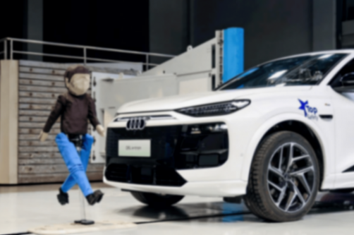 3噸貨車猛撞、鋼柱夾擊——一汽奧迪Q6L e-tron頂住雙重撞擊,實測現場曝光