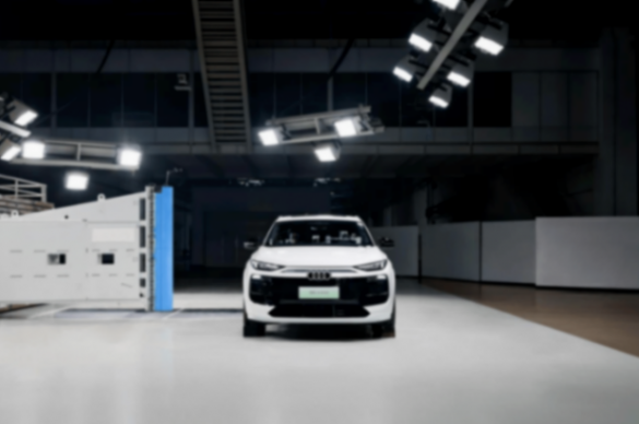 3噸貨車猛撞、鋼柱夾擊——一汽奧迪Q6L e-tron頂住雙重撞擊,實測現場曝光