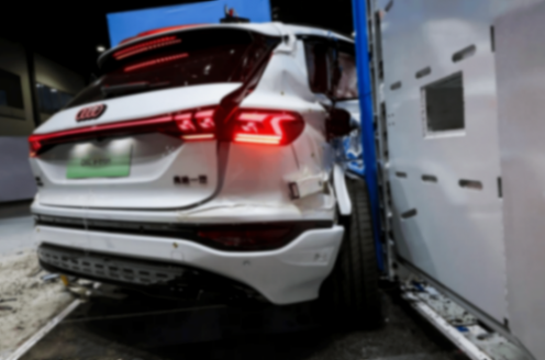 3噸貨車猛撞、鋼柱夾擊——一汽奧迪Q6L e-tron頂住雙重撞擊,實測現場曝光