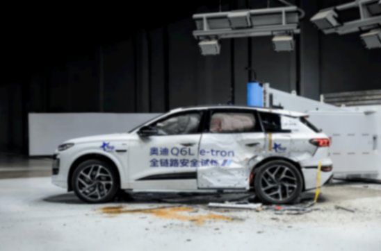 3噸貨車猛撞、鋼柱夾擊——一汽奧迪Q6L e-tron頂住雙重撞擊,實測現場曝光