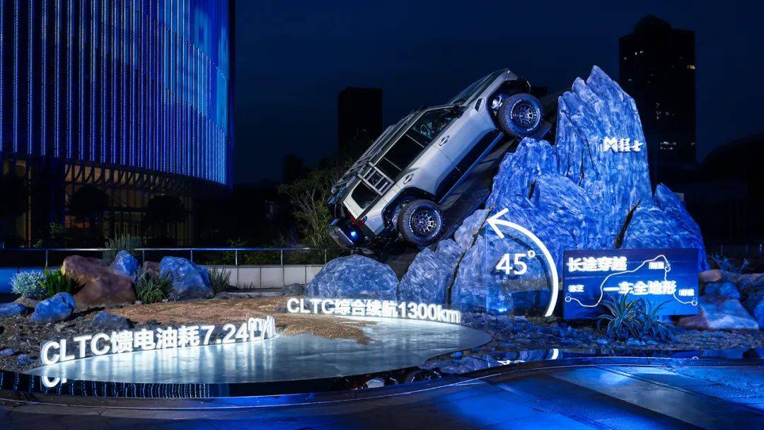 32.99萬元起!猛士M817:既是“越野猛獸”,也是“智能先鋒”