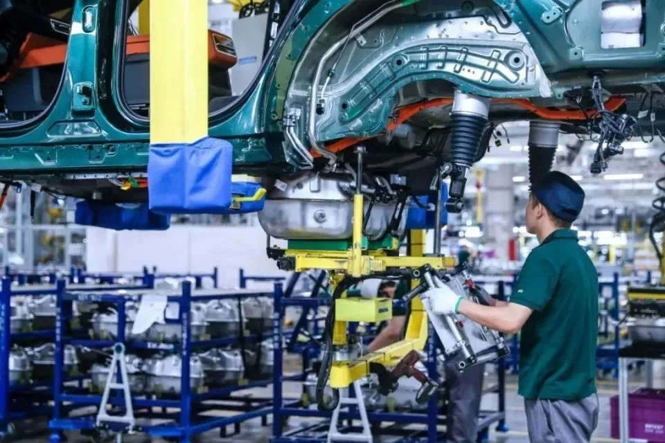 蘋果遭遇AI危機,供應商在逃離“果鏈”中進退兩難