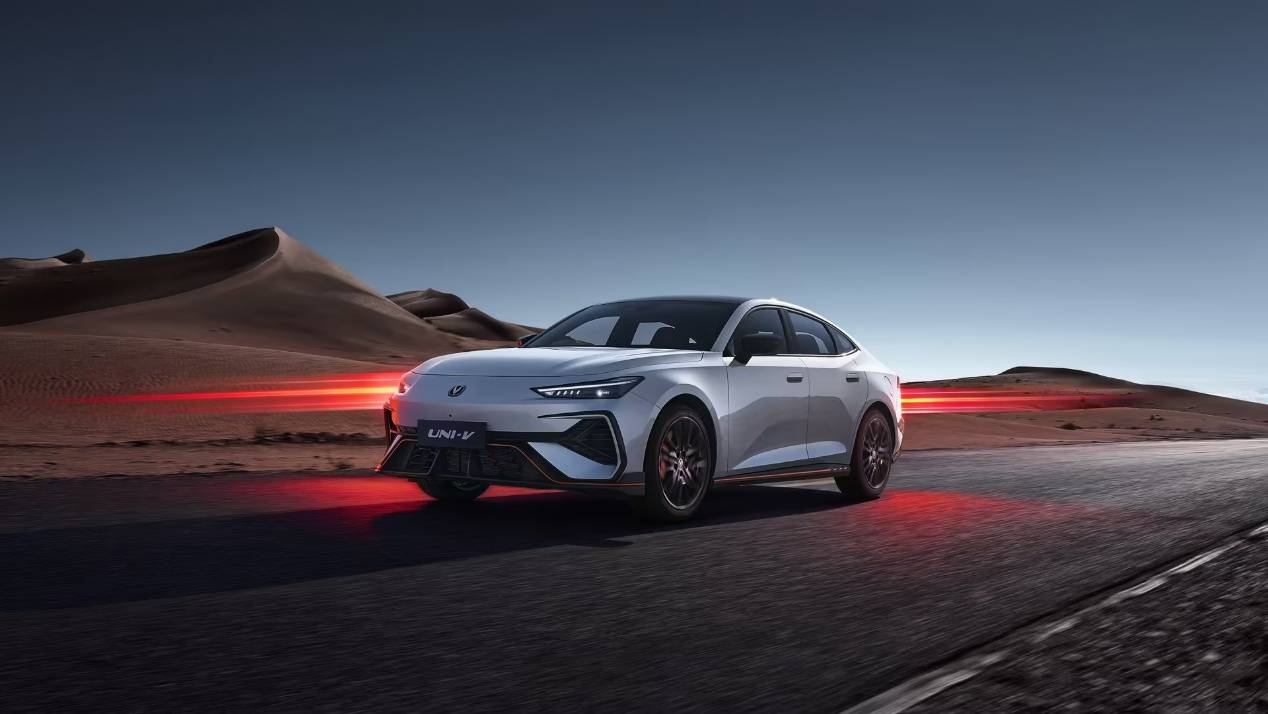 配置拉滿,長安第三代UNI-V 9.79萬元起售