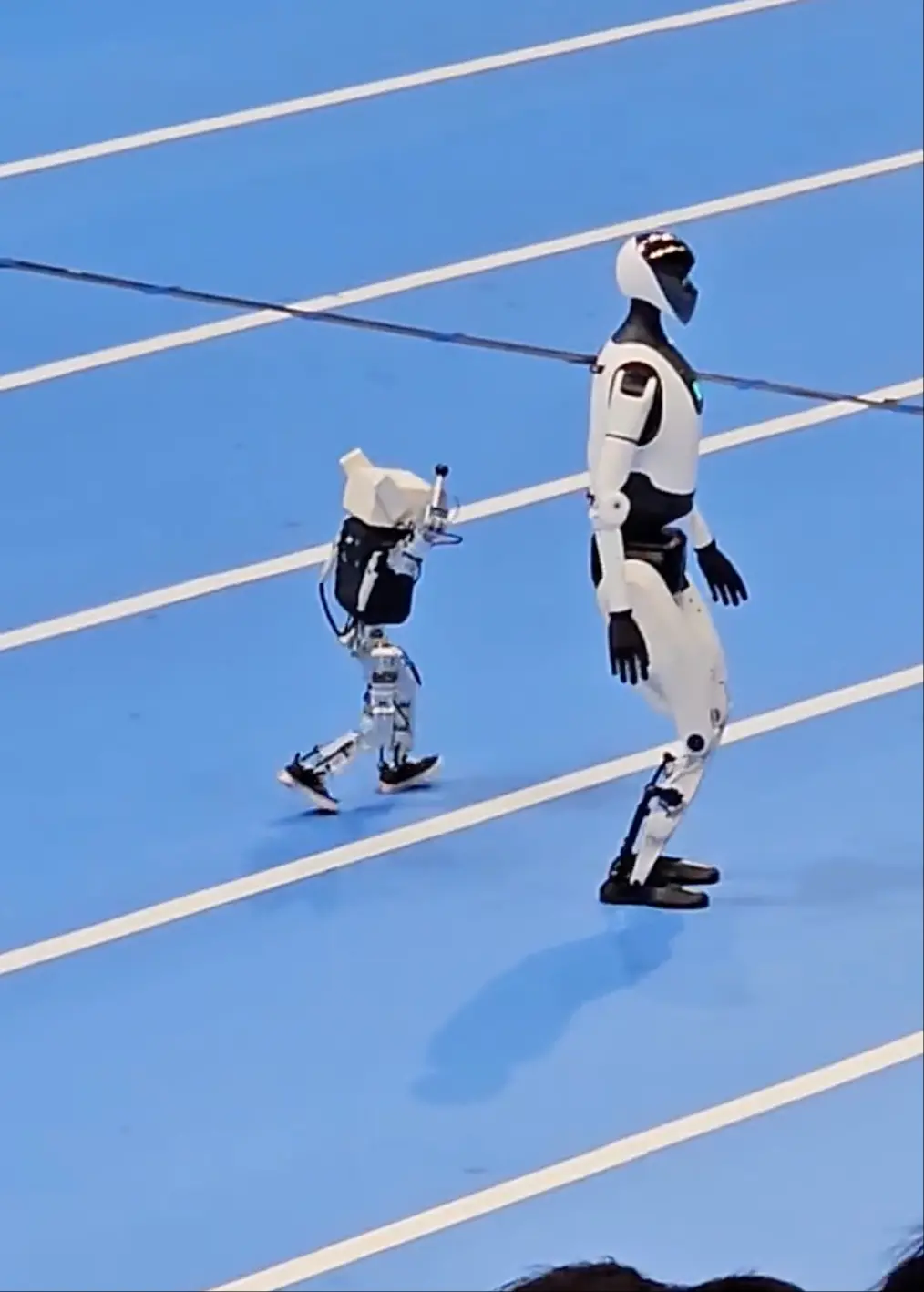 繞場打招呼、扮演兵馬俑、打拳熱身&hellip;這屆機器人運動員太能整活了