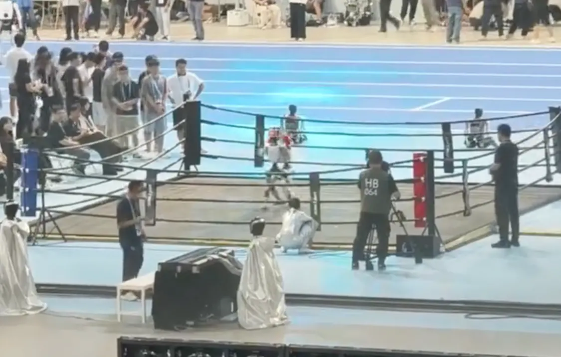 繞場打招呼、扮演兵馬俑、打拳熱身&hellip;這屆機器人運動員太能整活了