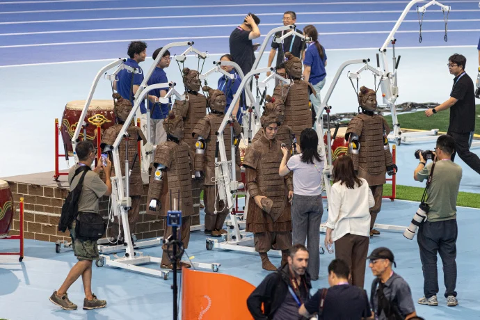 繞場打招呼、扮演兵馬俑、打拳熱身&hellip;這屆機器人運動員太能整活了