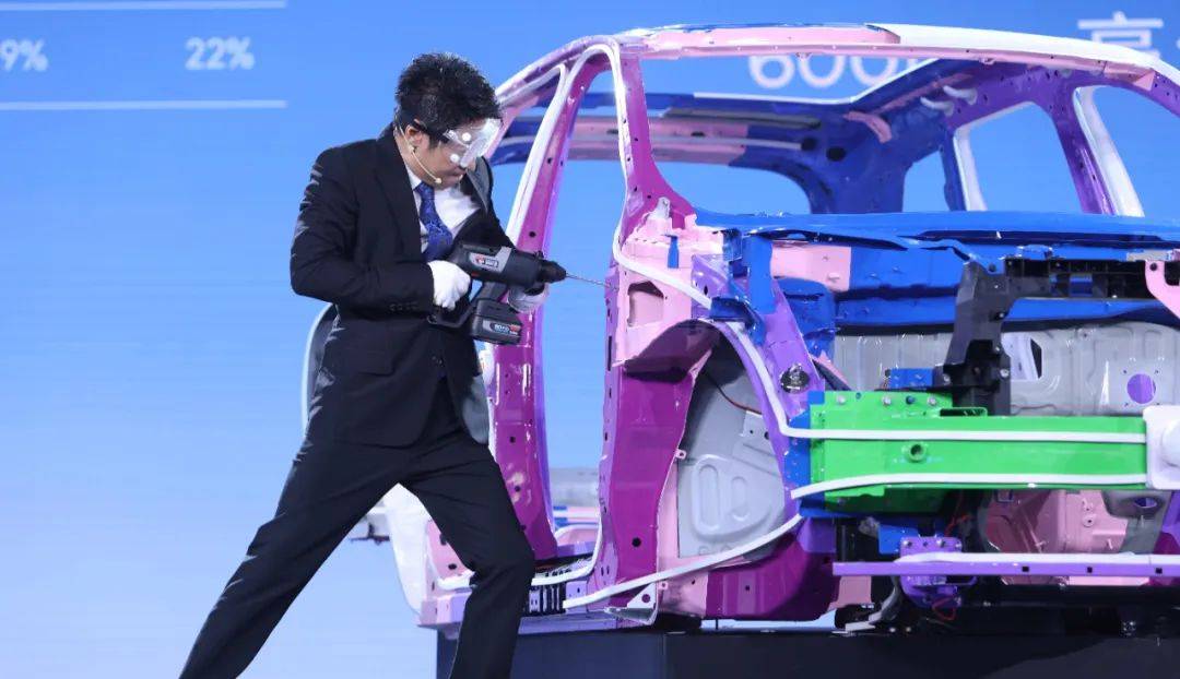 “撞飛卡車”只會是笑話,這樣的山崖翻墜才能力證“良心SUV”