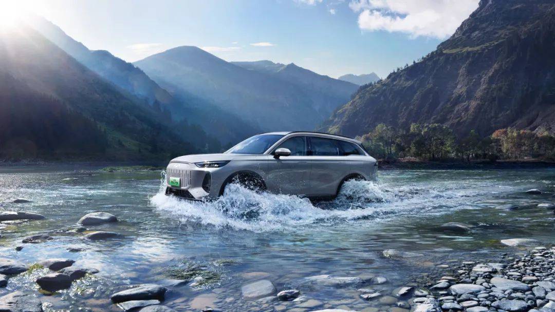 “撞飛卡車”只會是笑話,這樣的山崖翻墜才能力證“良心SUV”