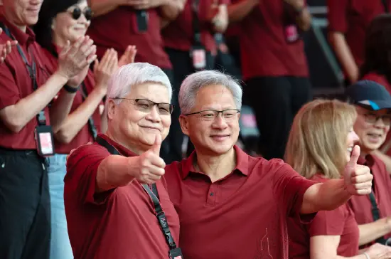 黃仁勛身著紅色短袖現身臺積電運動會 與魏哲家豎大拇指合影