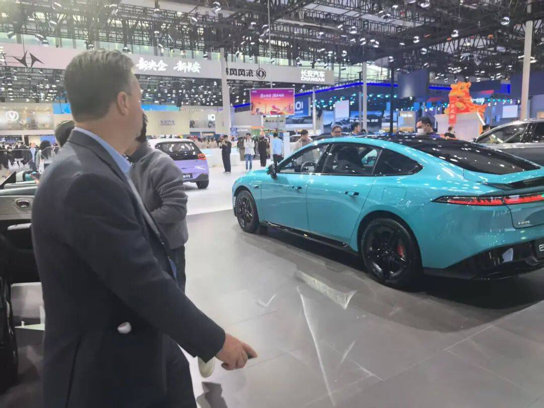 東風奕派eπ007+在廣州車展圈粉中外潮人