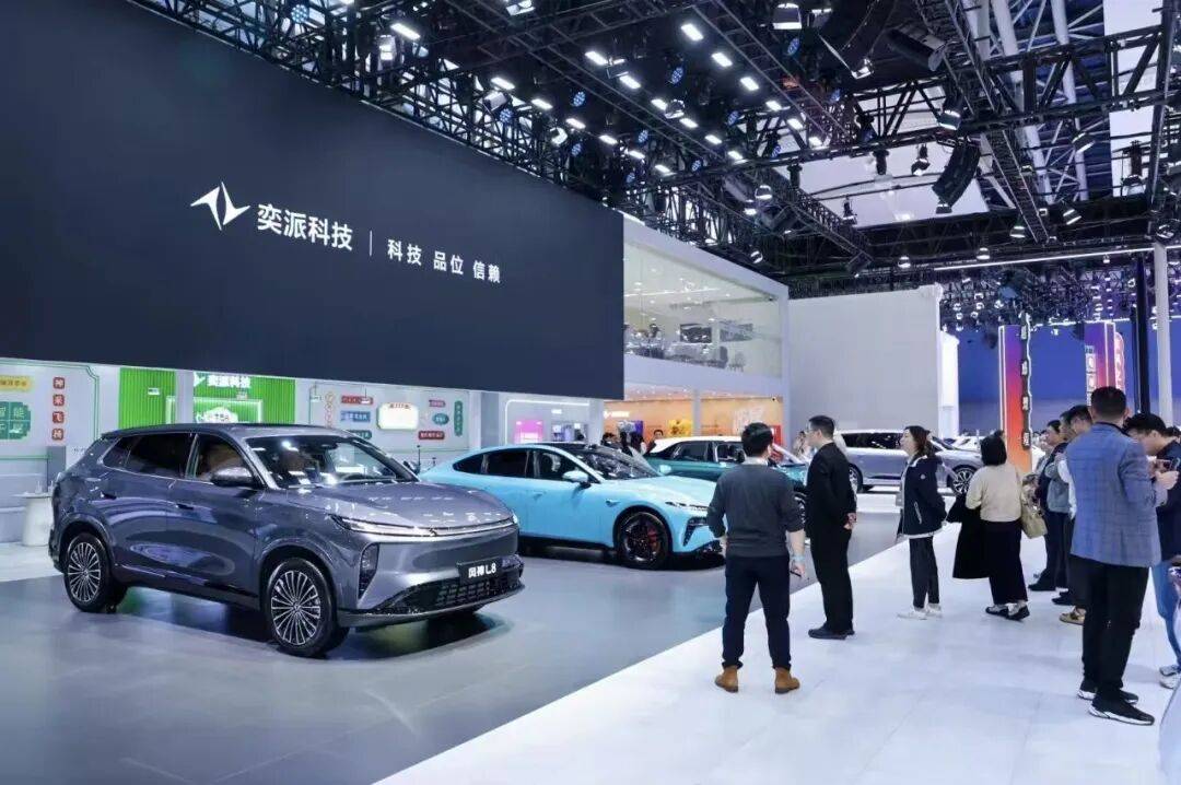 東風奕派eπ007+在廣州車展圈粉中外潮人