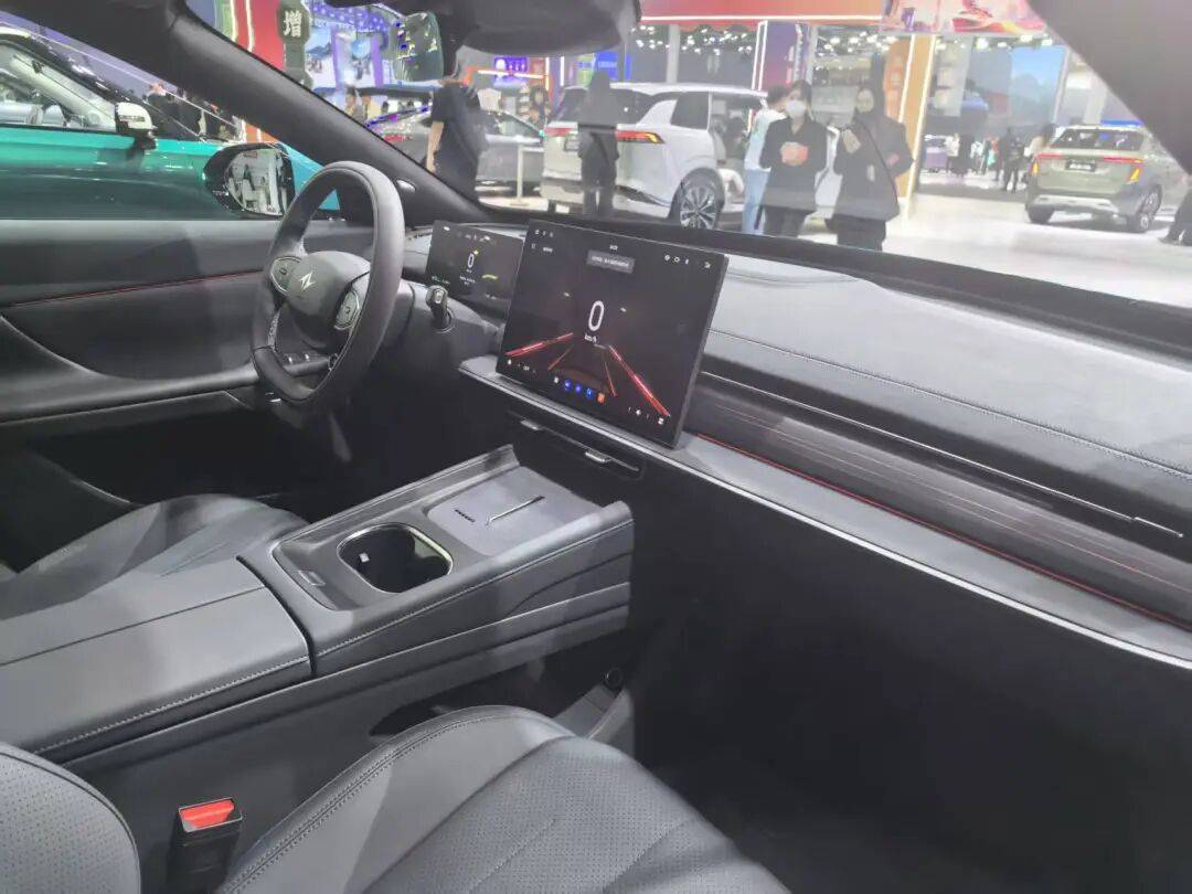 東風奕派eπ007+在廣州車展圈粉中外潮人