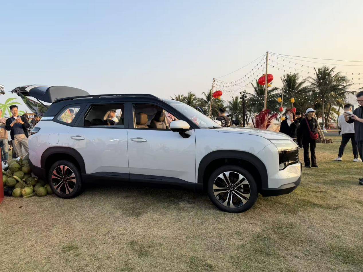 五菱星光560上市,燃油/插混/純電可選,6萬級擁有15萬級享受